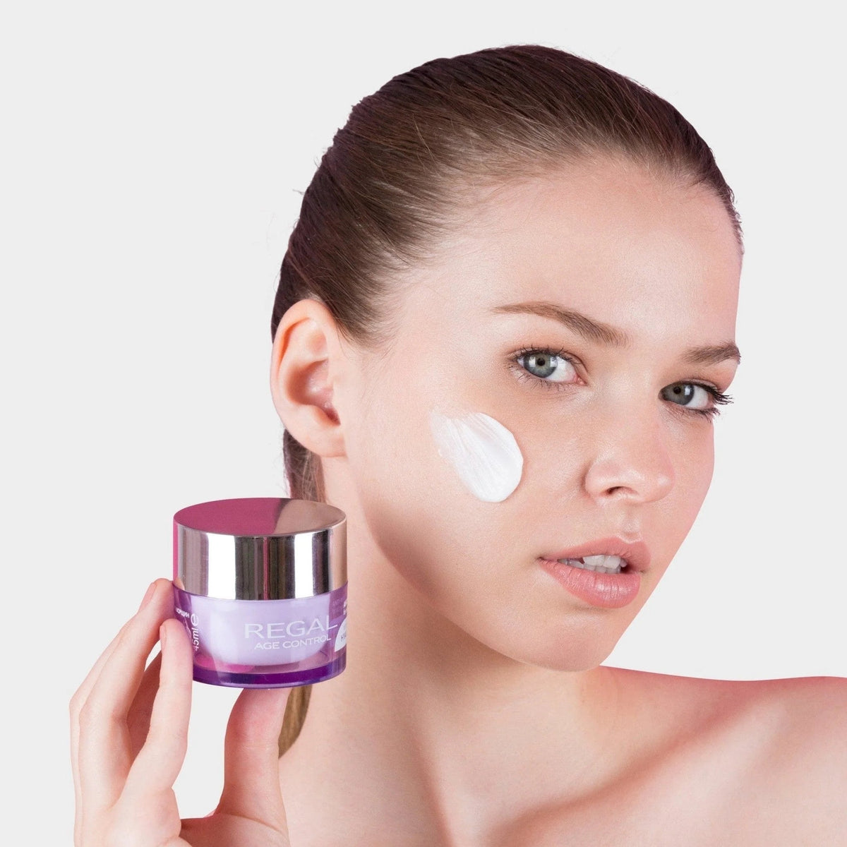 Regal Age Control Cadeaubox Dagcrème, Nachtcrème en Serum – sfeerfoto met model