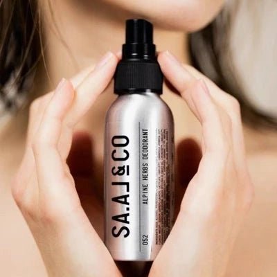 SA.AL&CO Natuurlijke Spray Deodorant Alpine Herbs – in de hand